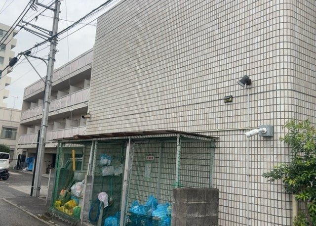 道幅が広い場所は日当たりや風通が良好です。幅が広いのですれ違いも可能ですし大きな車でも駐車可能！一方で、大型車が通ることも多くなるため交通量の増加により騒音に繋がります。また土地の値段が高くなります。