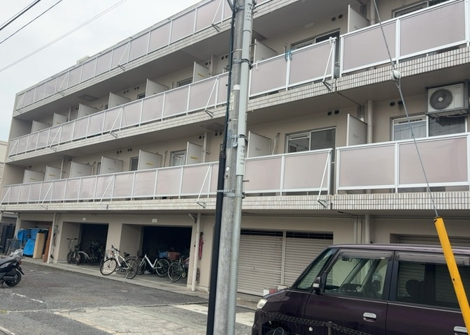 ＲＣ造、Reinforced　Concreteは直訳すると補強されたコンクリートです。主に柱や梁・床・壁が鉄筋とコンクリートで構成おり、鉄筋を組んだ型枠にコンクリートを流し込んで固めたものを指します。