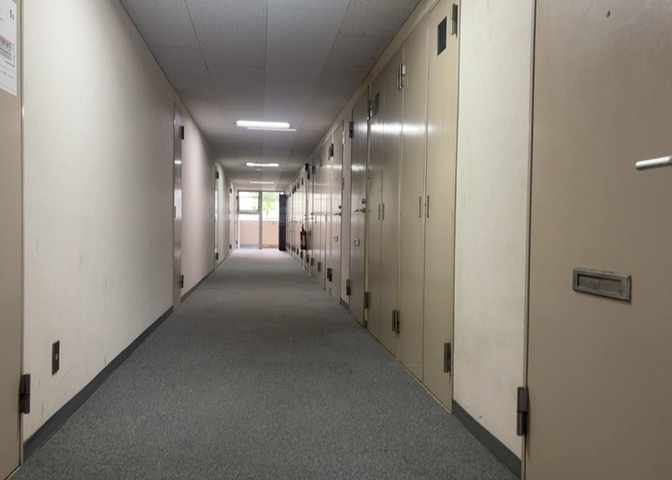 玄関は家の顔でもあり、家族以外の目にも止まる場所です。玄関は外との間を仕切る扉、靴などをしまっておく収納スペース、靴脱ぎのたたきスペース、来客とのやり取りをするドアホンなど複数のアイテムからなります。