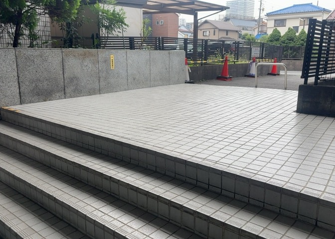 共用部分は、一棟の建物に住む区分所有者全員が共同で所有するとし、共用部分の管理、補修などは、区分所有者で形成される管理組合が行います。個人の判断で勝手に変更することはできませんので覚えておきましょう。