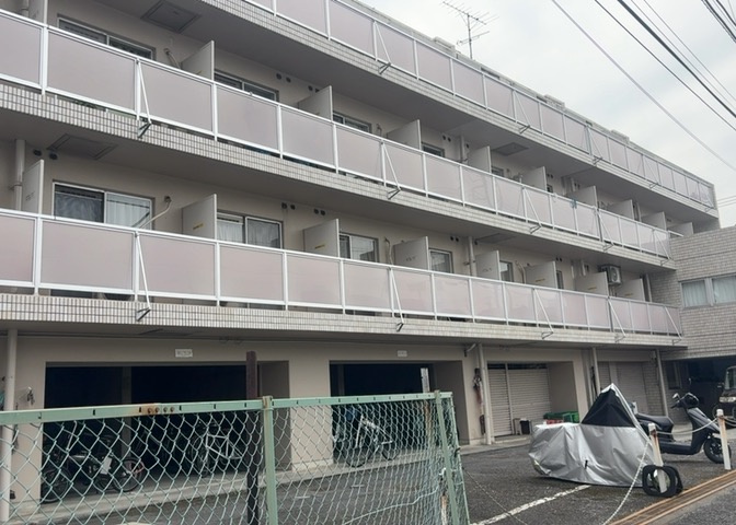 一般的なバルコニーは、奥行1.5ｍ程ですが、ワイルドバルコニーは2ｍまで広がっています。そのため洗濯物の間隔をあけ干すことができ、乾きやすいというメリットや、ガーデニングが楽しめる等の特徴があります。