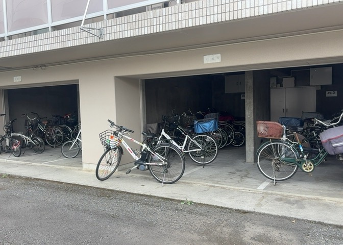 車一台あたりに必要なスペースは、標準サイズの普通自動車で横幅2m50cm、長さ5mは必要になります。ただし、乗降のことも考慮して横幅3m30cm、長さ5m50cmほどは確保できるところを選びましょう。