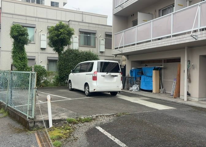 駐車場と明記されていても、最小スペースでつくられた駐車場だと大型車は駐車できなかったり、出入りしにくくなったりする可能性があります。お車のサイズと購入したい物件の駐車場のサイズを現地で確認しましょう。