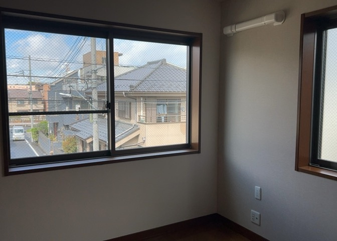 洋室のメリットは重い家具が置きやすく、身の回りが整理しやすいことです。　床がフローリングのため畳とは異なり凹みにくいです。　クローゼットなど収納が豊富で、普段使わない旅行カバンや服の整頓も簡単にです。