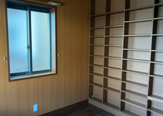 寝室でゆっくりと過ごすためにはベッド周りの適度な空間を担保することや窓の位置、照明の明るさ、寝室の広さなどを考える必要があります。自身や家族の構成とライフスタイルに併せて寝室にする部屋を選びましょう！