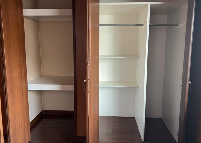 デザイン性を重視しすぎて収納が少なかった！なんてことにならないため、事前に現地で収納の数を確認しておくことをお勧めします。クローゼット以外にも床下収納や屋根裏収納、パントリーなどもチェックしましょう。