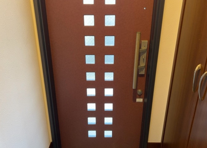 玄関は家の顔でもあり、家族以外の目にも止まる場所です。玄関は外との間を仕切る扉、靴などをしまっておく収納スペース、靴脱ぎのたたきスペース、来客とのやり取りをするドアホンなど複数のアイテムからなります。