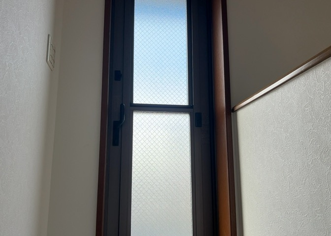 バルコニーは、室外の専用スペースのうち、「屋根がなく開放された空間」であるものを指します。ベランダより広いタイプのものが多く、日当たりもよいため家庭菜園などを楽しみたい人にとって適した環境となります。