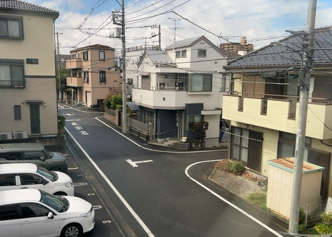 眺望を気にして物件を探す場合、前面に建物が建っていないか現地で確認しましょう！前面に建物があると景色はもちろん、日当たりや風通しにも影響が出てきます。住んだ時のことを想像しながら現地見学をしましょう。