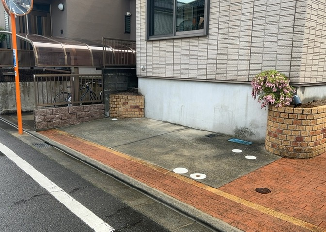 駐車場と明記されていても、最小スペースでつくられた駐車場だと大型車は駐車できなかったり、出入りしにくくなったりする可能性があります。お車のサイズと購入したい物件の駐車場のサイズを現地で確認しましょう。