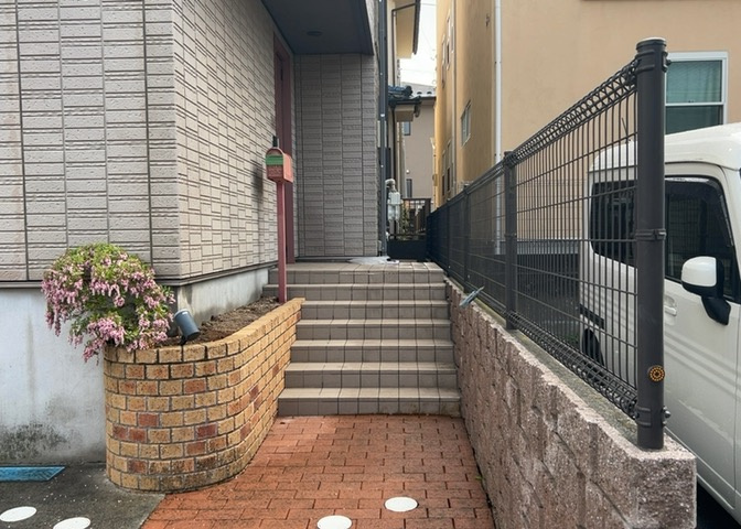 庭があることでガーデニングや家庭菜園はもちろん、こどもの遊び場やペットを放して遊ぶことができます。また、家の周囲に余裕があるということです。隣地との間があれば、十分な日当たりと、風通しが確保できます。