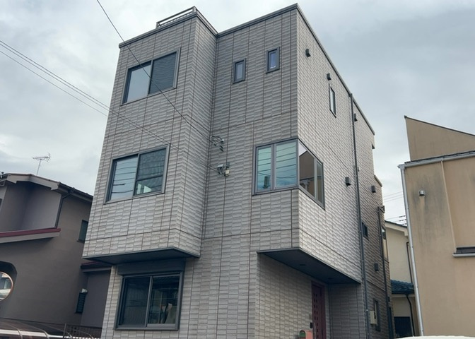 住宅用の土地では前面道路に2m以上接していなければならないと法律で定められています。しかし、お持ちの車のサイズやライフスタイルなどにより、2mでは利便が悪い場合もございますので、事前に確認しましょう。