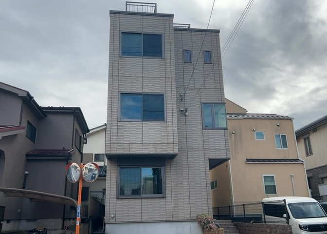 お持ちの車種によっては前面道路が広い方が便利でしょう。しかし、前面道路が広ければその分交通量が多くなるため、騒音などが気になる場合があります。実際に現地を見学し、周辺交通量や騒音などを確認しましょう！