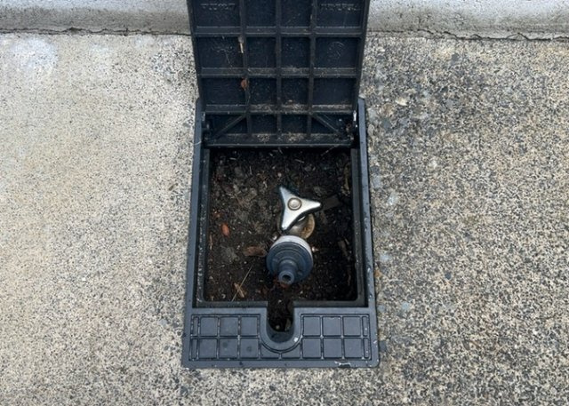 敷地内に散水栓や立水栓があると便利です。水道水を直接利用できるため、水を運ぶ手間を省くことが出来ます。大量の水を必要とする洗車作業や清掃などに役立ちます。その他設備とあわせて、現地でご確認ください。