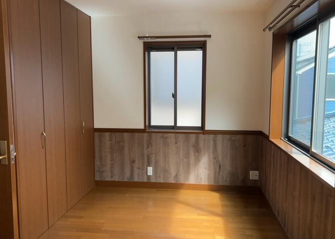 ダイニングは、食事や家族の団らんスペースとしてだけではなく、ほかの用途としても使用することができます。ダイニングテーブルを置き、食事のためのスペースを作ることでリビングとの差別化を図ることができます。