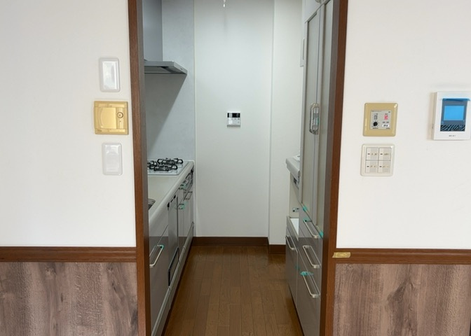 DKの物件でも広く見せたい方は、ダイニングスペースを広く使えるように工夫しましょう。低めのダイニングソファを置くと、家具の圧迫感が減り、広く見せることができ、ダイニングをリビングのように使用できます！