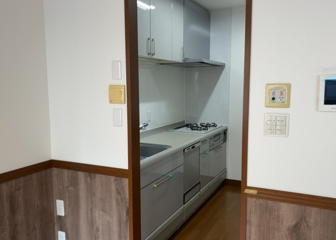 ダイニングとキッチンの間を扉や壁などで仕切らず、一体化させた間取りです。キッチンカウンターがついている物件ならば、食事をキッチンカウンターで取ることで、ダイニングスペースをリビングとして使用できます。