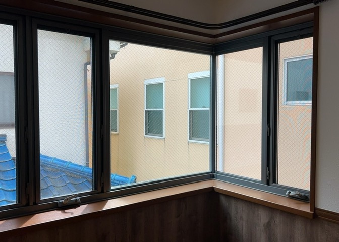 サッシは、ガラス窓に使用される金属製の窓枠です。一般的に住宅建築では、金属製建具工事の段階でガラス類・玄関などと同時に設置されます。種類や構造により断熱性能や遮音性能が異なるので現地でご確認ください。