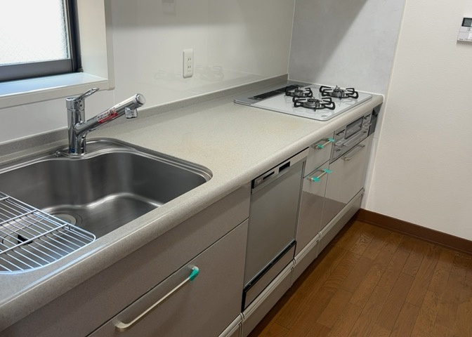 標準的なシステムキッチンの横幅は、165cm～300cm程度です。2100・2400・2550・2700などミリ単位で表記されます。普段どのように料理をするのかを想定しながら合ったサイズを選びましょう