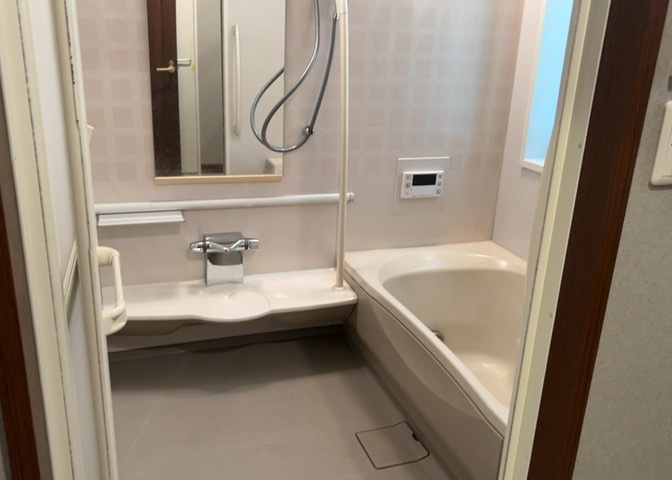 入浴時の快適さも大事なことですが、綺麗な状態を維持できなければ気持ちよく入浴できません。毎日の掃除が楽という点は大事なポイントになります！カビが生えにくく掃除がしやすい、壁や浴槽を選ぶといいでしょう。