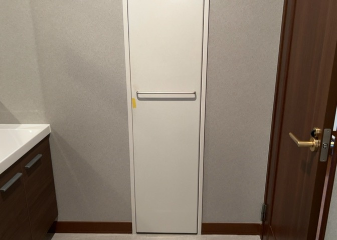 多くの戸建て住宅で見かける洗面脱衣所は、洗面台と洗濯機が2畳ほどのスペースに並べられていて、洗面所が脱衣所を兼ね備えている間取りが一般的です。お客様が利用することもある、パブリックな空間でもあります。