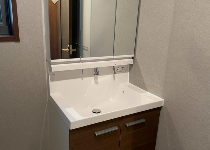 洗面化粧台では顔を洗ったり、身だしなみを整えることが本来の使い方ですが、用途によっては洗面化粧台に求められる機能が違ってくるため、ご自身や家族のライフスタイルに合ったものを選ぶことをおすすめ致します。