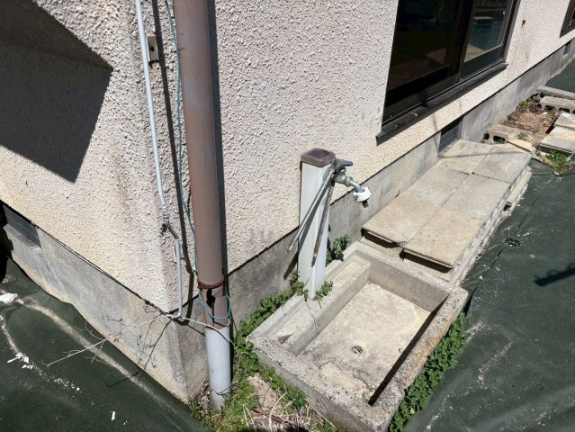 屋外に便利な外水栓を設置。掃除や洗車、ガーデニングなど様々な用途に活用できます。日常のちょっとした作業をスムーズに行える嬉しい設備です。靴を洗ったり鉢を洗ったりとても助かります　