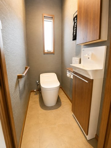 足元の広いトイレは窓・手洗い・手摺り・収納・壁付けリモコン、アクセサリー完備です。