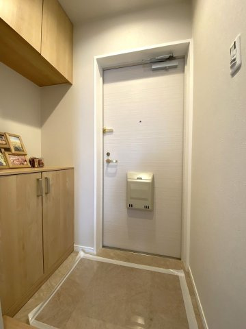 玄関。シューズボックス付きで靴を綺麗に収納でき、いつでもスッキリとした清潔感のある玄関を保てます。