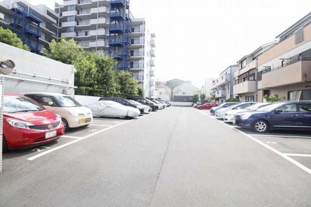 駐車場：12000円/月　駐輪場：3000円/年　バイク置場：12000円/年　※駐車場、駐輪場、バイク置場の空き状況要確認