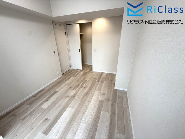 ウォークインクローゼット付きの寝室です