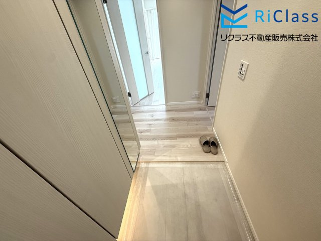 シンプルで使いやすいシューズボックス付き玄関です