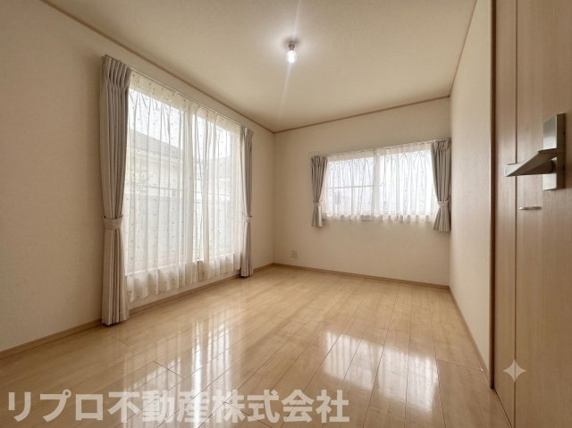 1階　洋室7．0帖　　二面採光で明るいです！　※AI画像を使用しています