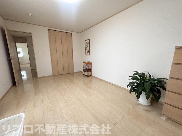 2階　主寝室9．625帖　　各居室にクローゼットがあります　　※AI画像を使用しています