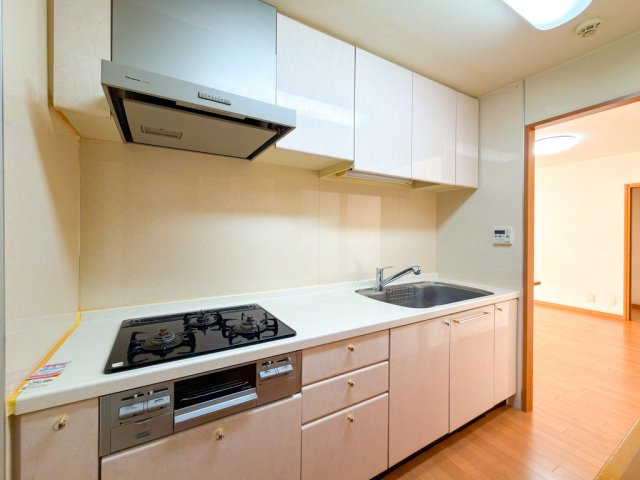匂いがリビングに広がりにくい独立型キッチンです。住宅相談はアスカホームにお任せください。