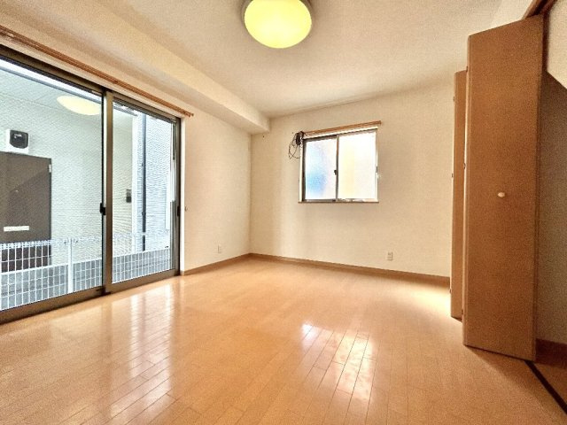 1F7帖洋室は収納量豊富で開口部も大きく設計されております。