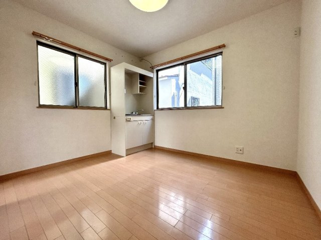 ミニキッチンを備えた1階5.2帖洋室でございます。