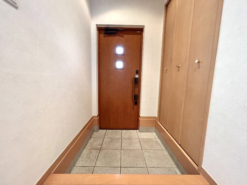 シンプル且つ収納量を確保できた玄関でございます。