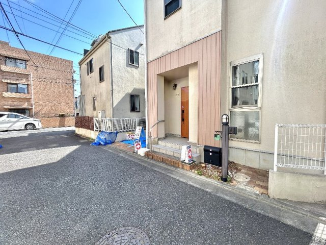 4.5ｍ幅員の通り抜けのない道路に面しております。