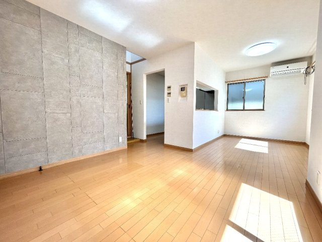 約14.2帖のリビングは東、南側の2方向からの採光により日当たり良好です。
