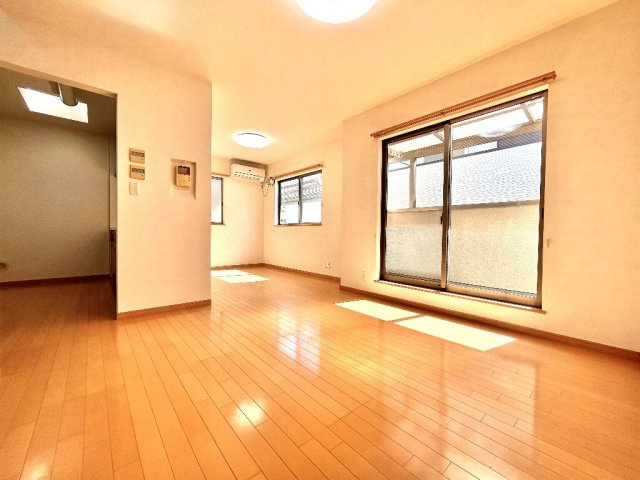 約14.2帖のリビングは東、南側の2方向からの採光により日当たり良好です。