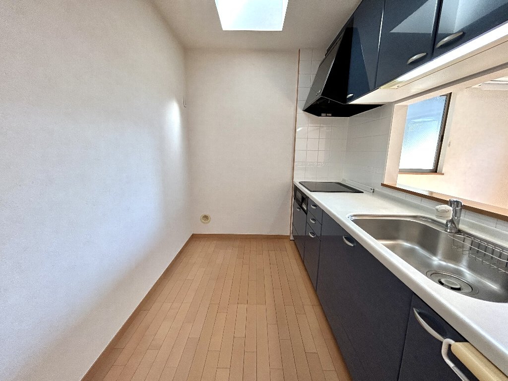 落ち着いた色味のシステムキッチンにはIHコンロが設置されております。