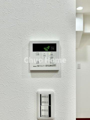 【給湯リモコン】外での一日を忘れさせてくれるオートバス機能でお好みの湯量・温度に調整された浴槽。