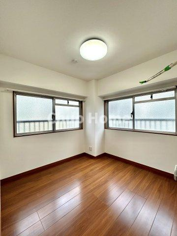 【寝室】心と体をゆったりと安らげる主寝室。寝室のゆとりが大きい分だけ、暮らしの安らぎは深まります。一日の疲れを癒すだけでなく、ご夫婦の親密な語らいを紡ぎ出します