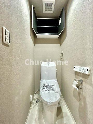 【トイレ】　収納スペースをしっかりと確保した温水洗浄便座機能付きトイレ。温水洗浄便座は清潔にお使いいただくための大切なアイテムです。