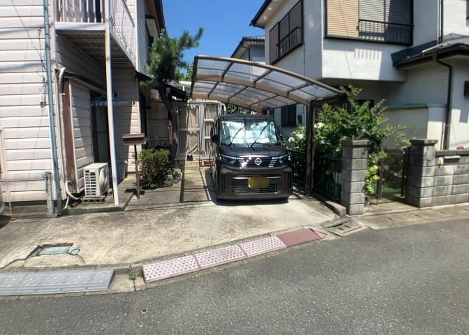 車一台あたりに必要なスペースは、標準サイズの普通自動車で横幅2m50cm、長さ5mは必要になります。ただし、乗降のことも考慮して横幅3m30cm、長さ5m50cmほどは確保できるところを選びましょう。