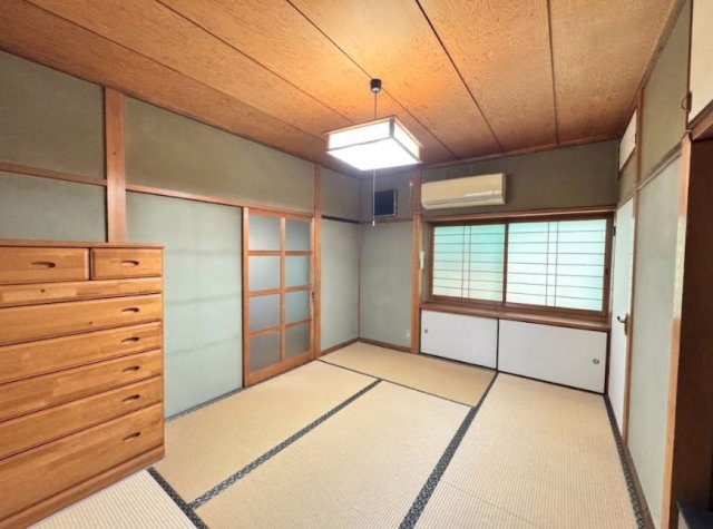 畳敷きならではの落ち着いた雰囲気を感じられる和室です。窓が設けられており、自然光を取り込みながら換気もしやすい空間。押入れなどの収納も備えているため、布団や季節用品をすっきり整理できます。