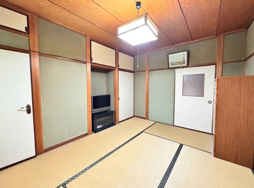 木の柱や建具が印象的な、昔ながらの趣を残した和室です。壁面には押入れや収納スペースが設けられており、室内を広く使いやすい造り。畳の上でゆったりとくつろげるため、居間や寝室、客間として幅広く活用可能。