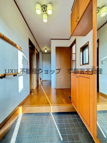 現地写真：ゆったりと明るい玄関がご家族や来客をお出迎え。収納もたっぷりついており、ご家族の靴の収納にも困りません。