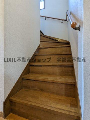 現地写真：手すりもついていてお子様からご高齢の方までのぼりおりしやすい仕様です